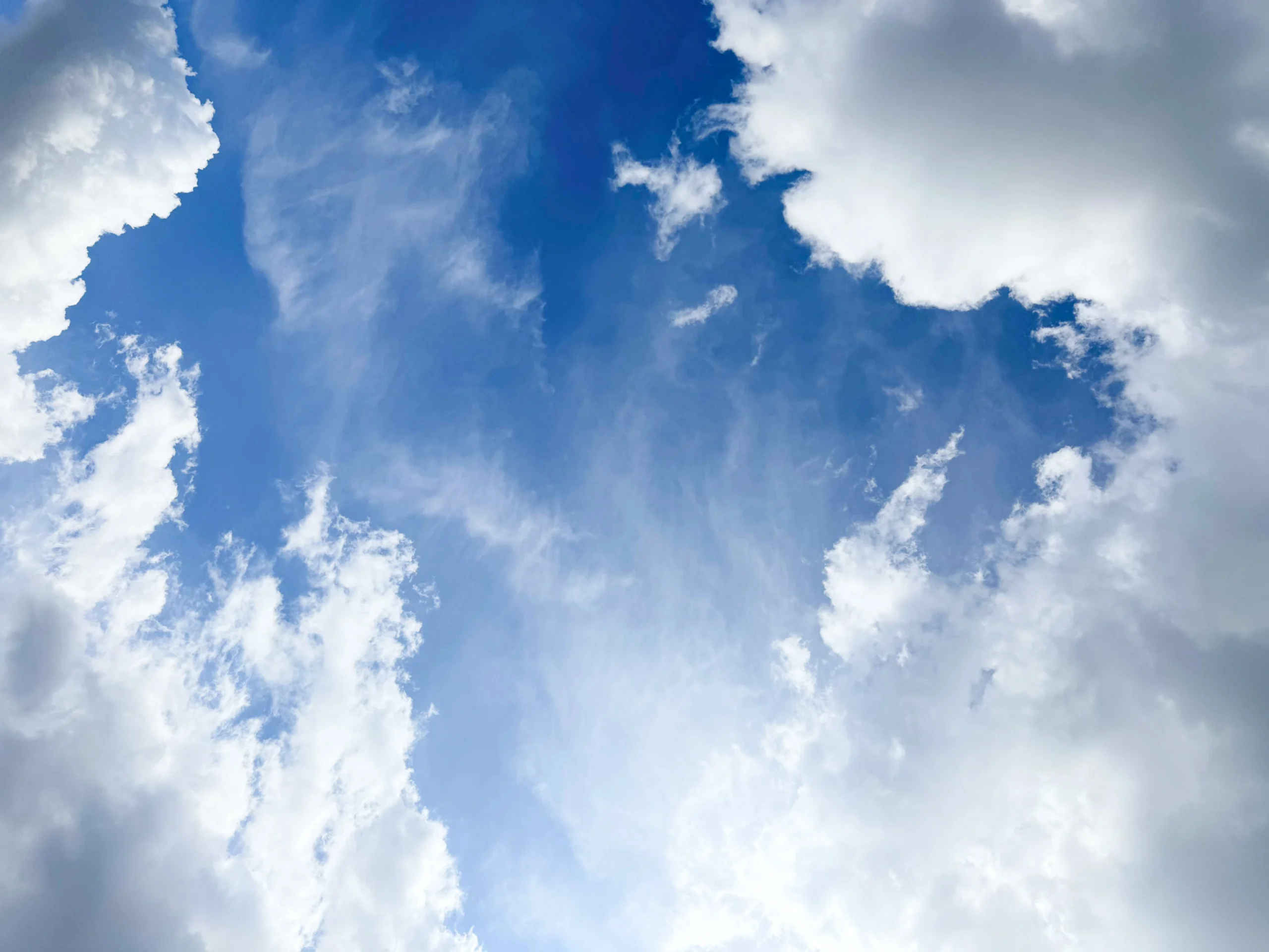 Blauer Sommerhimmel mit weißen Wolken