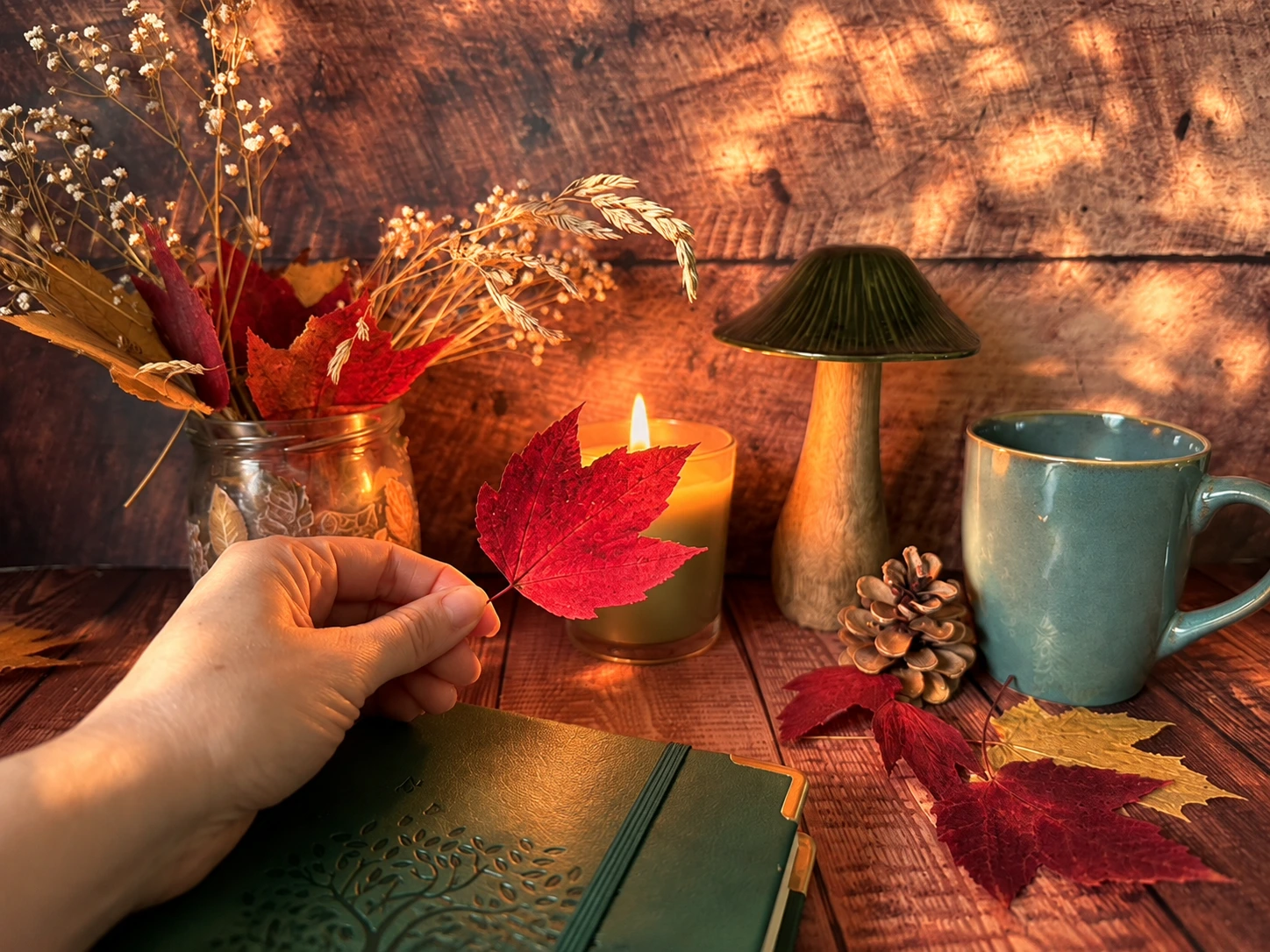 Herbstliches Journaling mit geöffnetem Notizbuch und bunten Blättern
