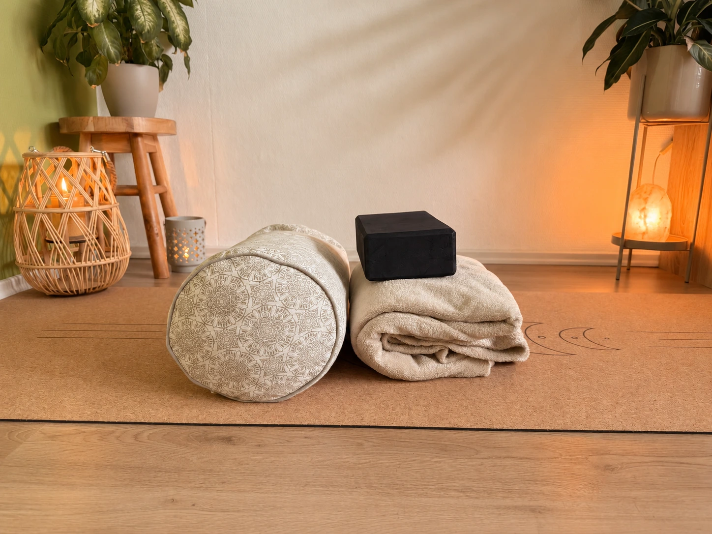 Yin-Yoga-Zubeh&ouml;r mit Bolster, gefalteter Decke und Yogablock auf einer Yogamatte in gem&uuml;tlicher Atmosph&auml;re.