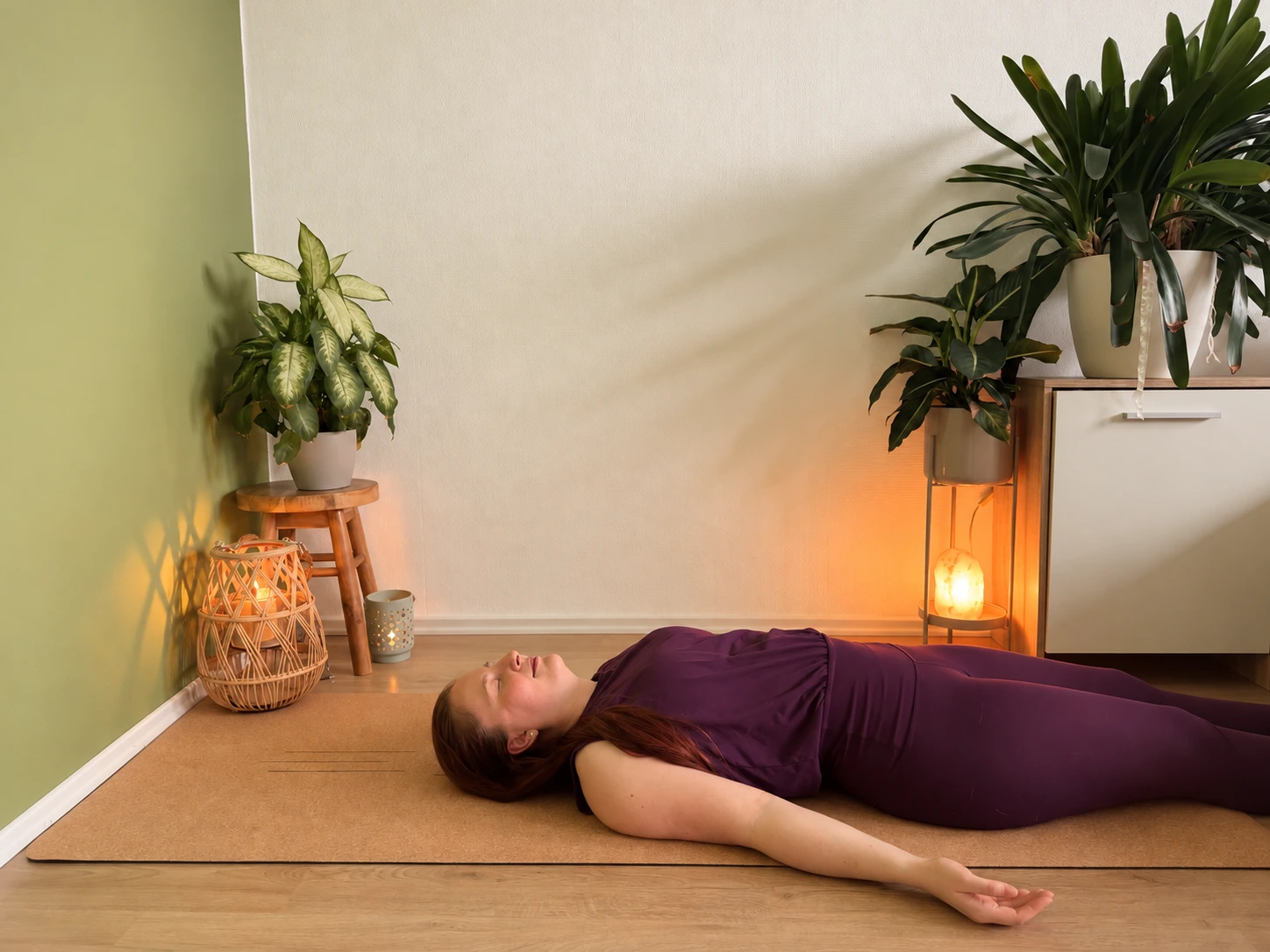 Yin Yoga &ndash; Frau liegt entspannt in R&uuml;ckenlage auf einer Yogamatte, die Arme locker neben dem K&ouml;rper.