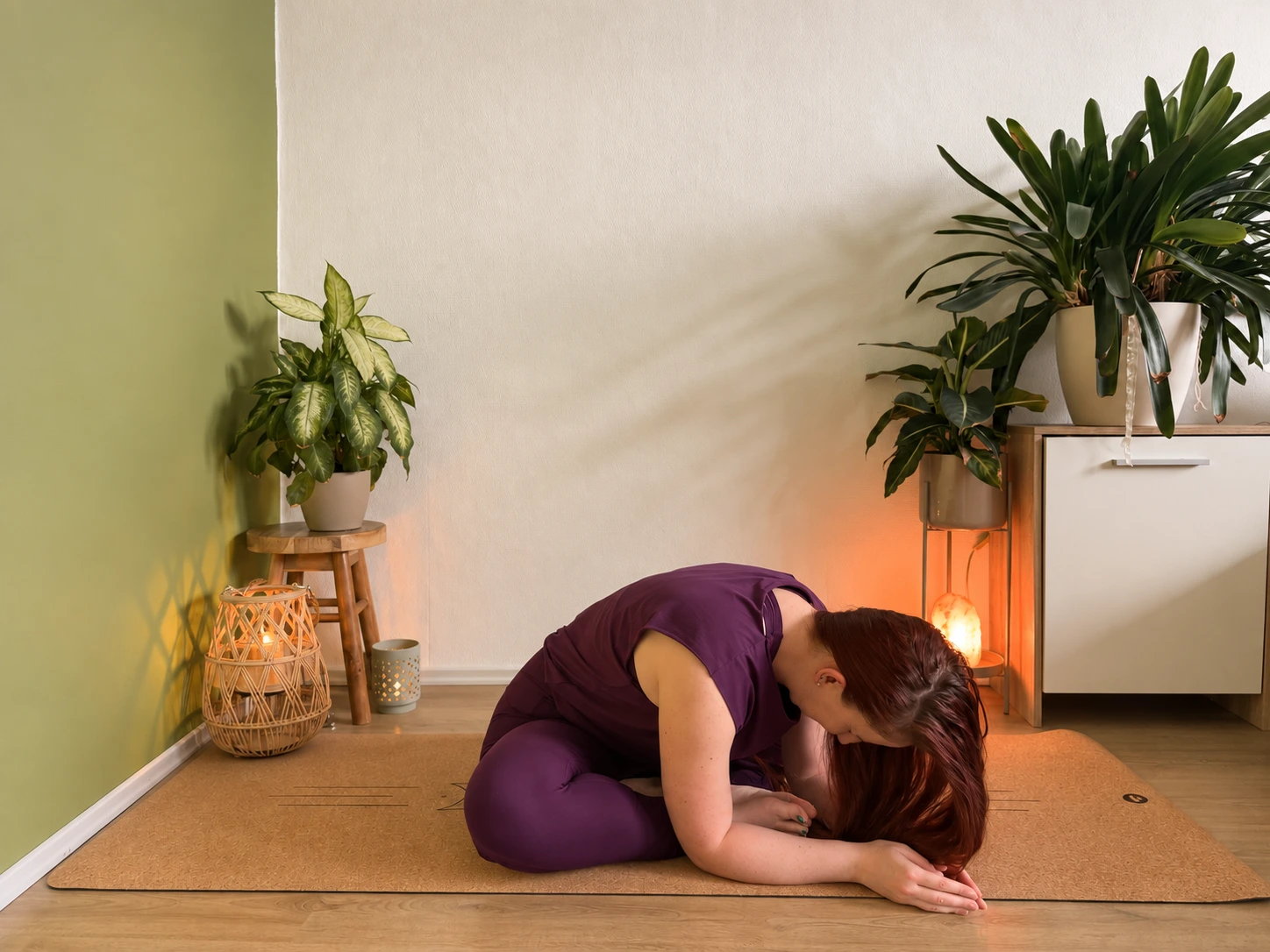 Schmetterling im Yin Yoga mit nach vorne geneigtem Oberkörper