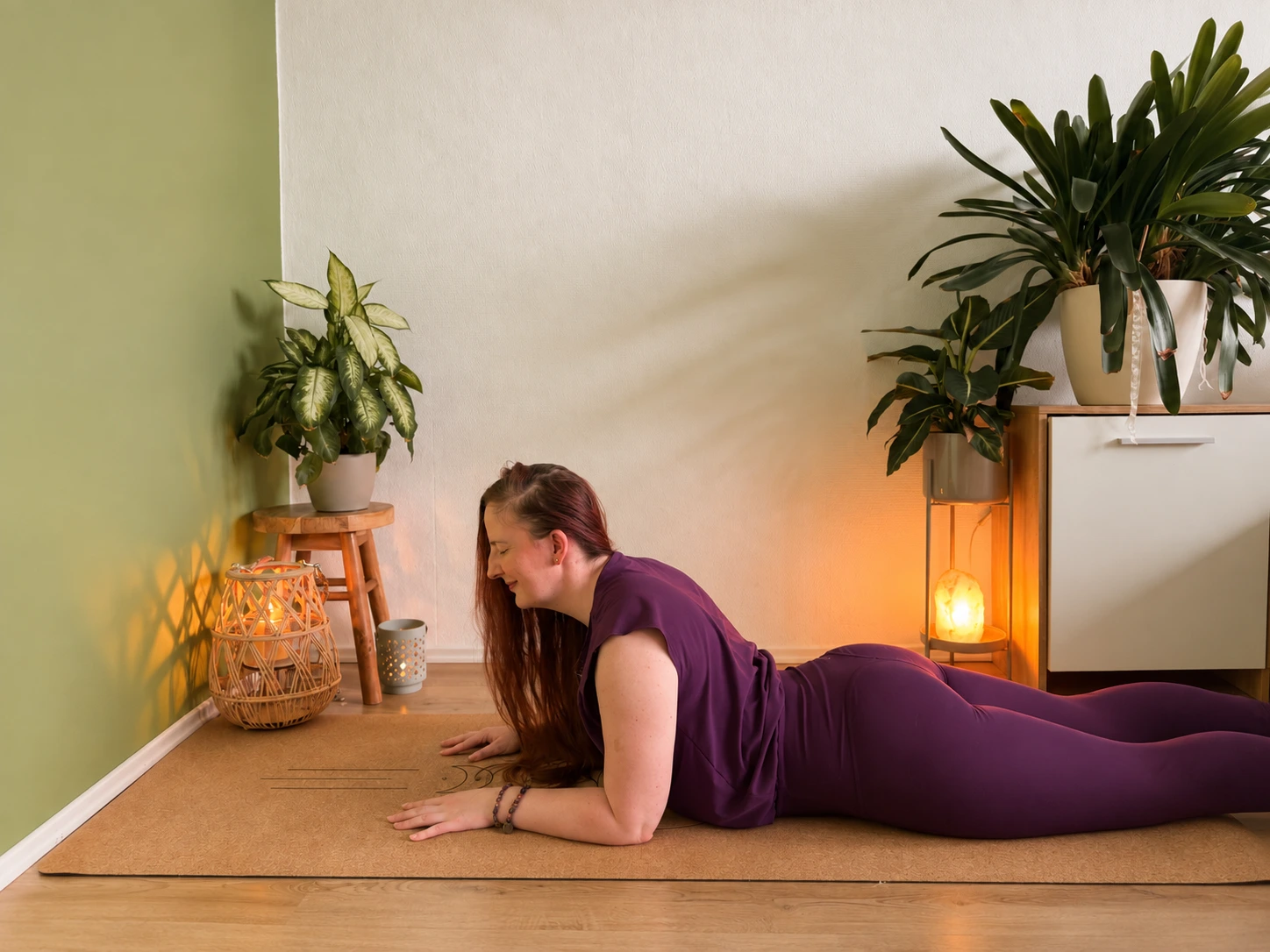 Sphinx im Yin Yoga in Bauchlage auf den Unterarmen