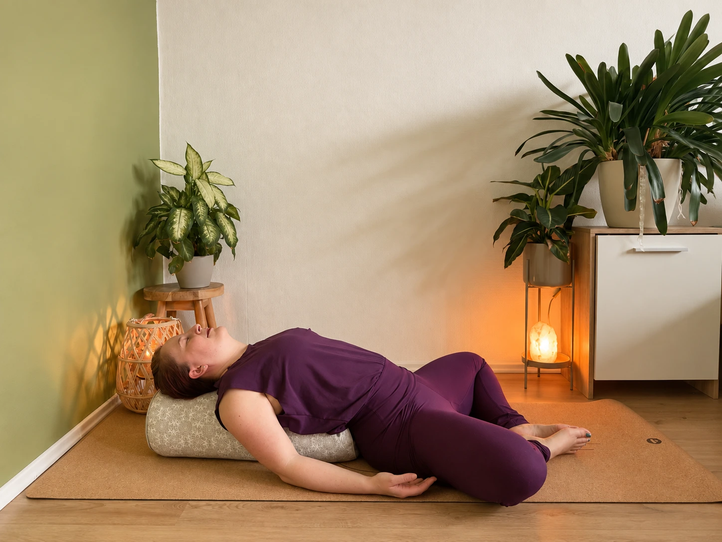 Liegender Schmetterling im Yin Yoga mit Bolster
