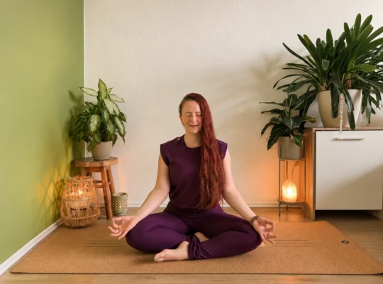 Yin Yoga für Anfänger – sitzende Haltung auf der Yogamatte