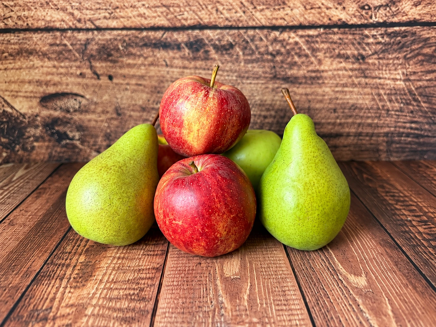 Rote Äpfel und grüne Birnen als saisonales Obst im Herbst